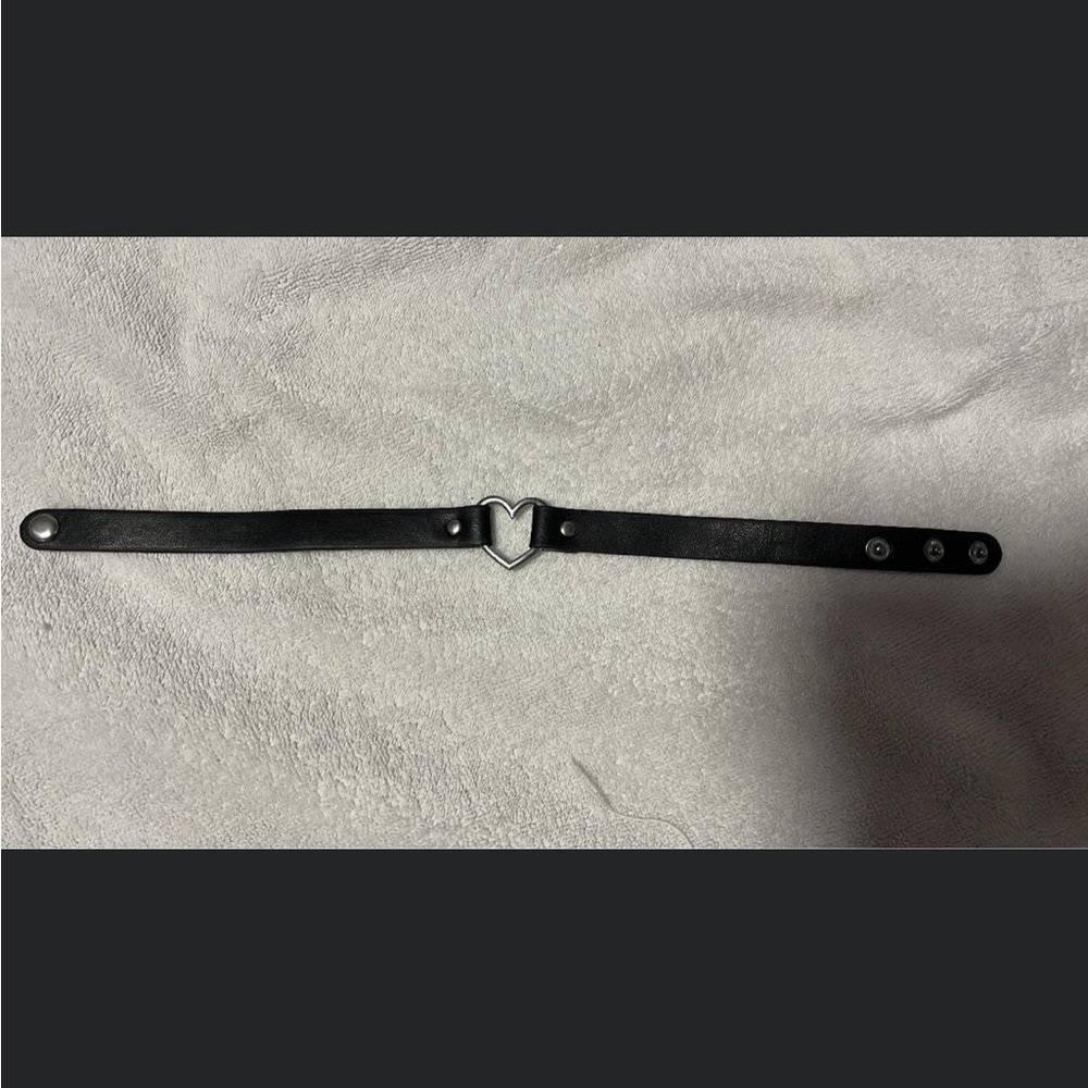 Black leather heart o ring choker